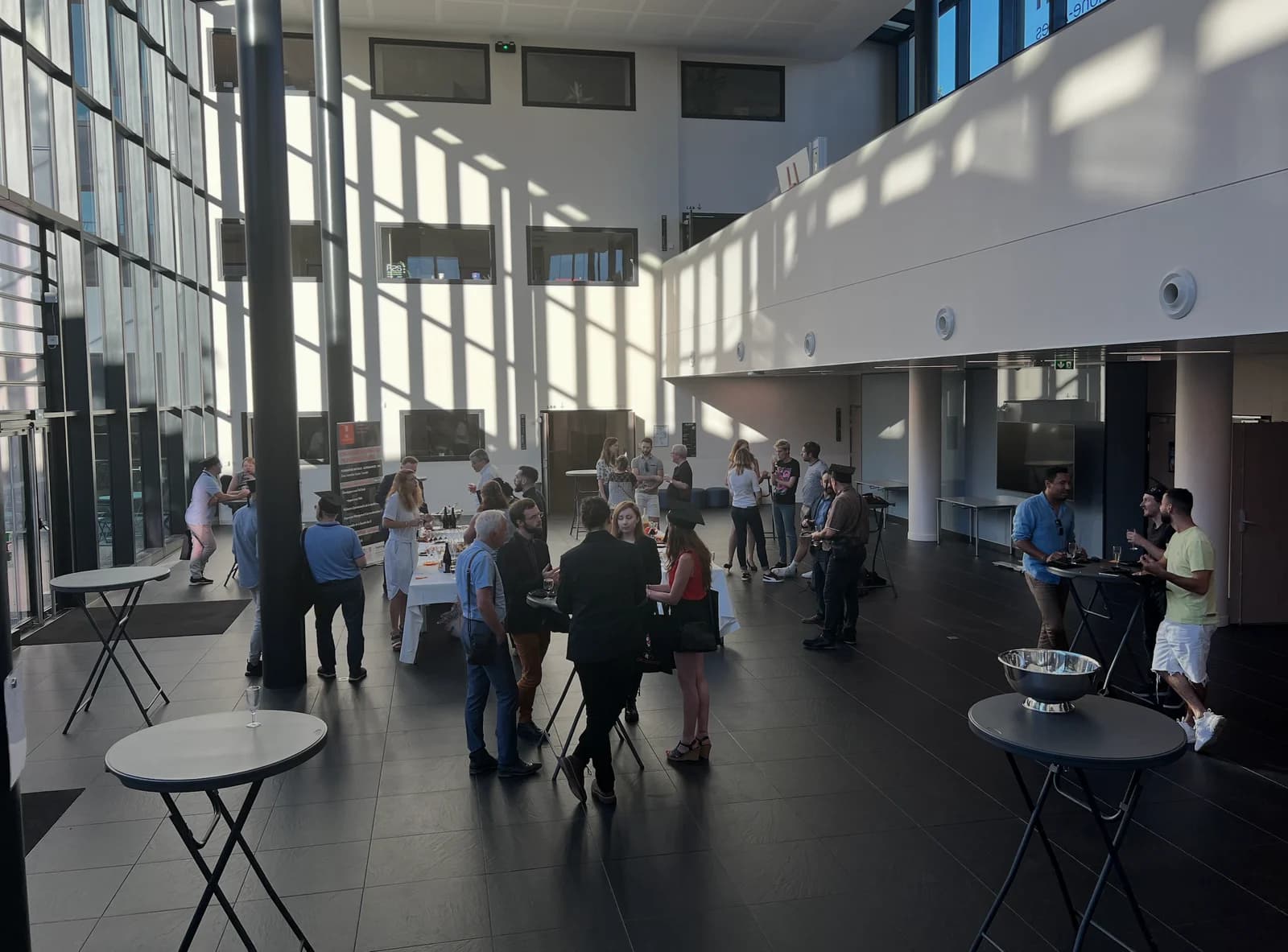 Un moment de convivialité dans l’atrium du campus de Charbonnières.