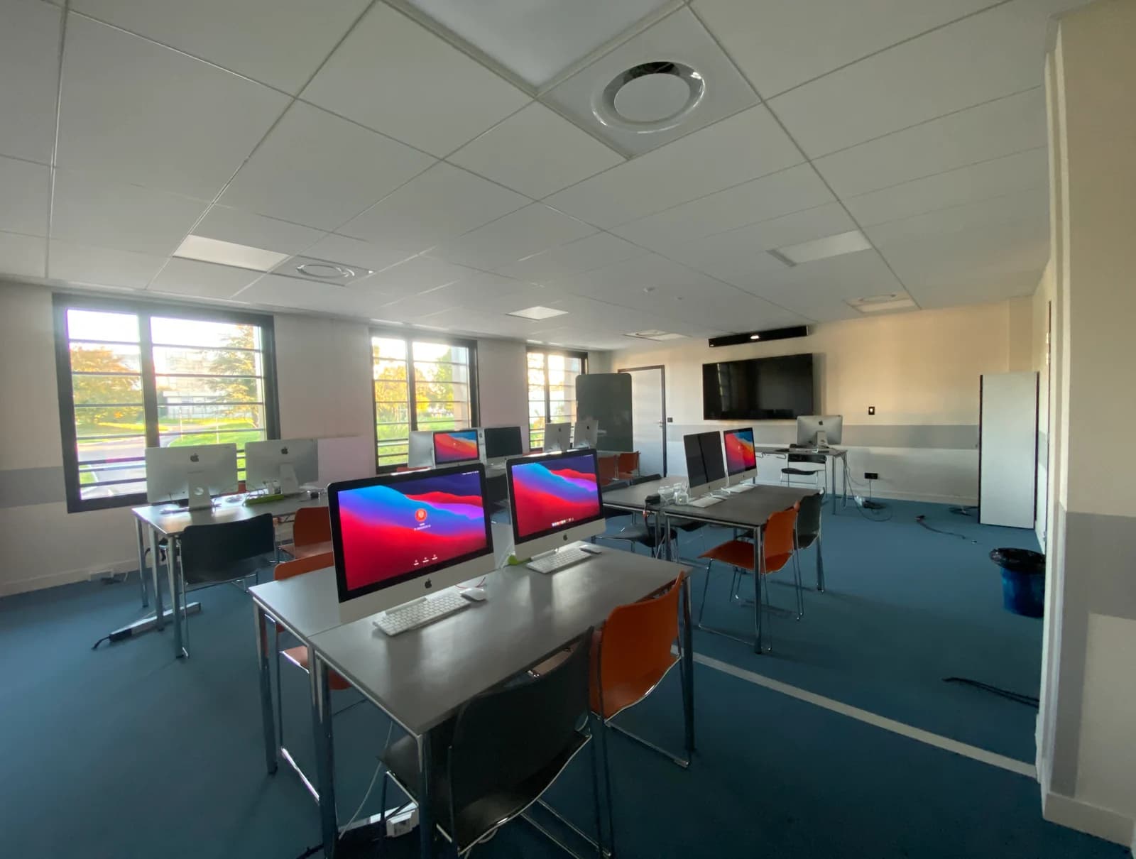 Une vraie salle du campus de Charbonnières, avec ses postes iMac.
