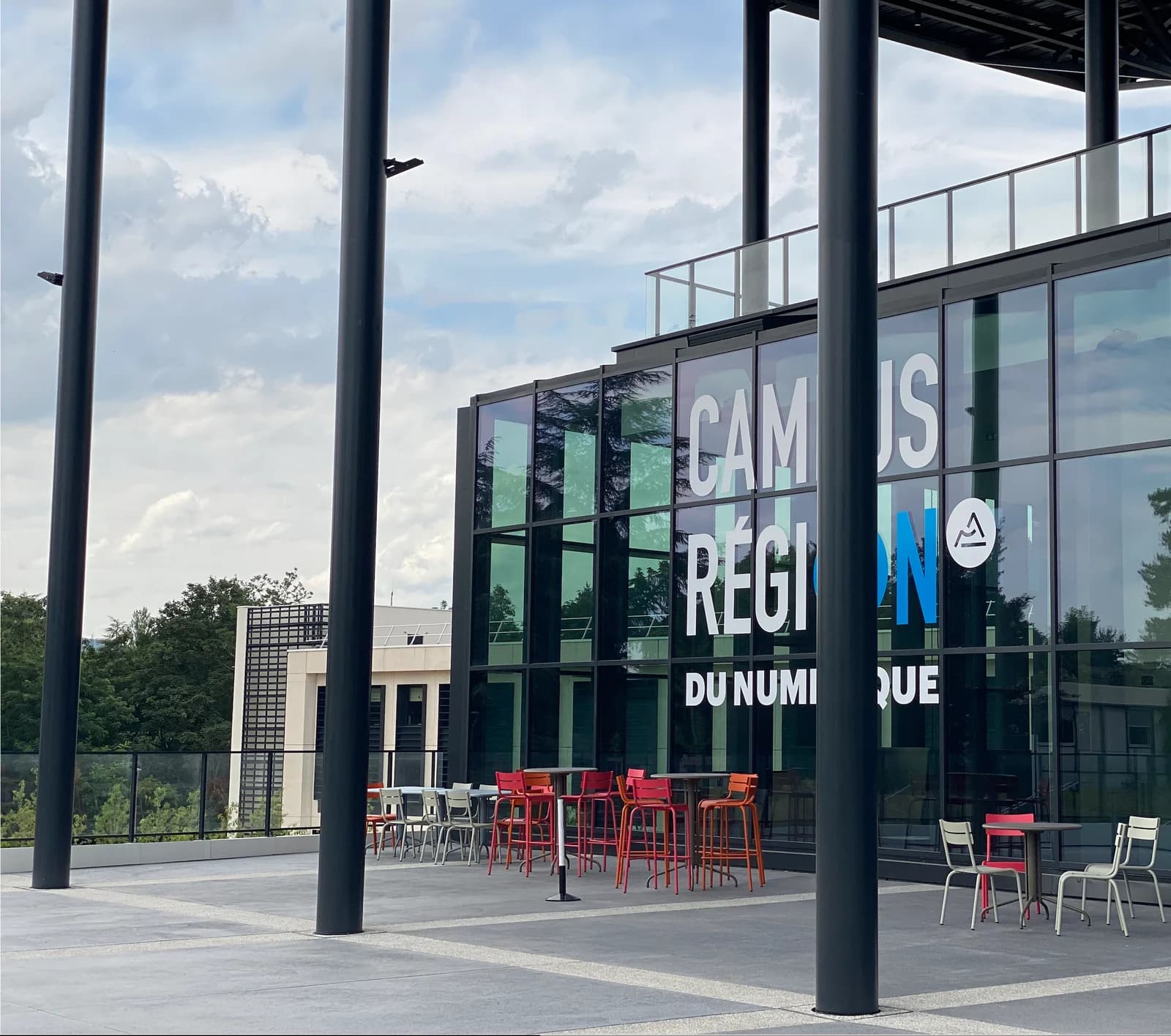 La façade et la terrasse du campus de Charbonnières.